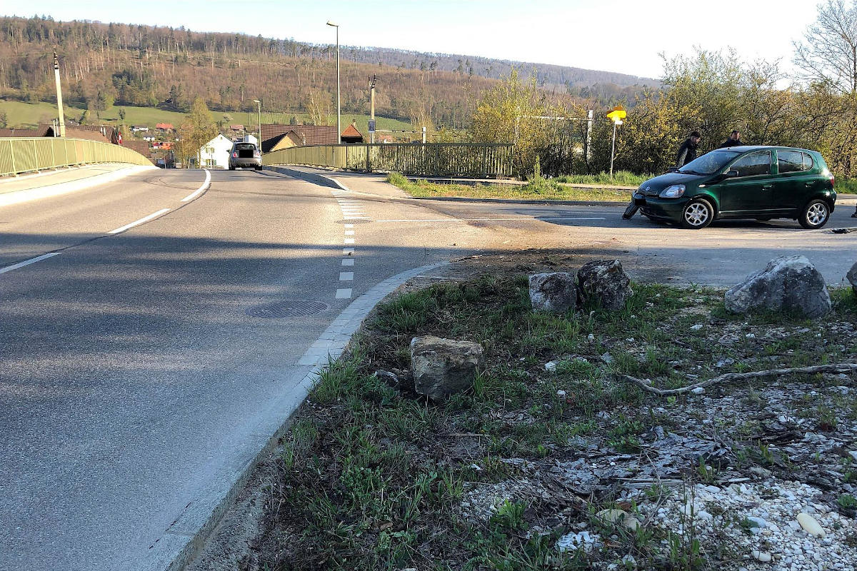 Personenwagenlenker gegen grossen Stein gekracht bei Zwingen