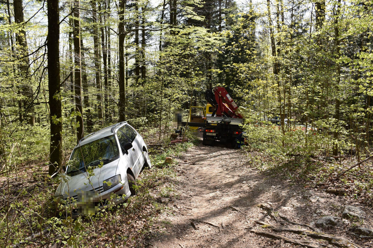 Verunfalltes Fahrzeug im Wald bei Balm b. Günsberg