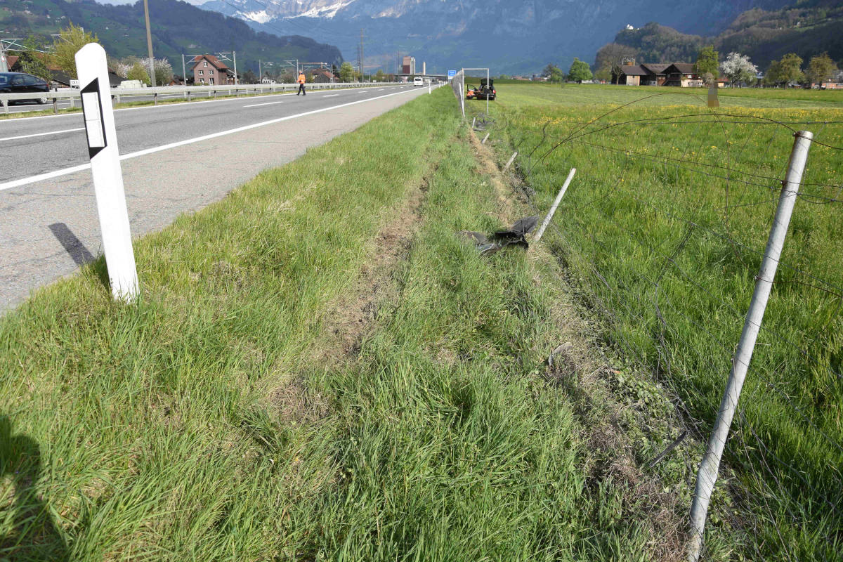 Beschädigter Wildschutzzaun bei Flums