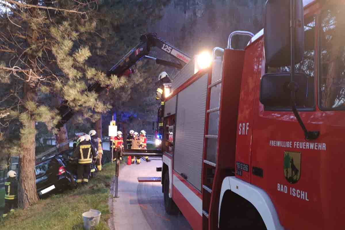 In Bad Ischl wurden der Fahrer und zwei weitere Insassen unbestimmten Grades verletzt