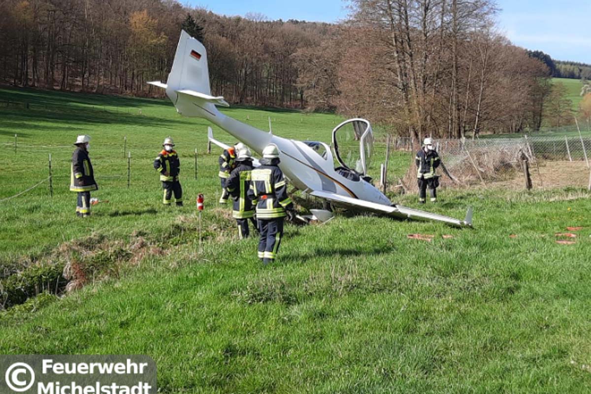 Notlandung eines Motorflugzeuges in Michelstadt-Steinbuch