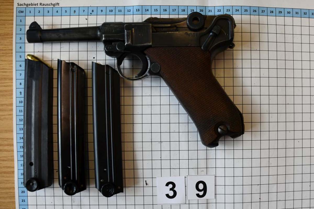 Bei der Durchsuchung einer ehemaligen Gewerbehalle haben Zollfahnder zahlreiche Waffen und Betäubungsmittel sichergestellt