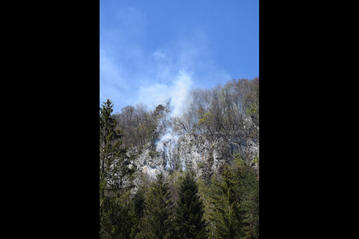 Helikoptereinsätze zur Bekämpfung von Waldbränden in schwierigem Gelände