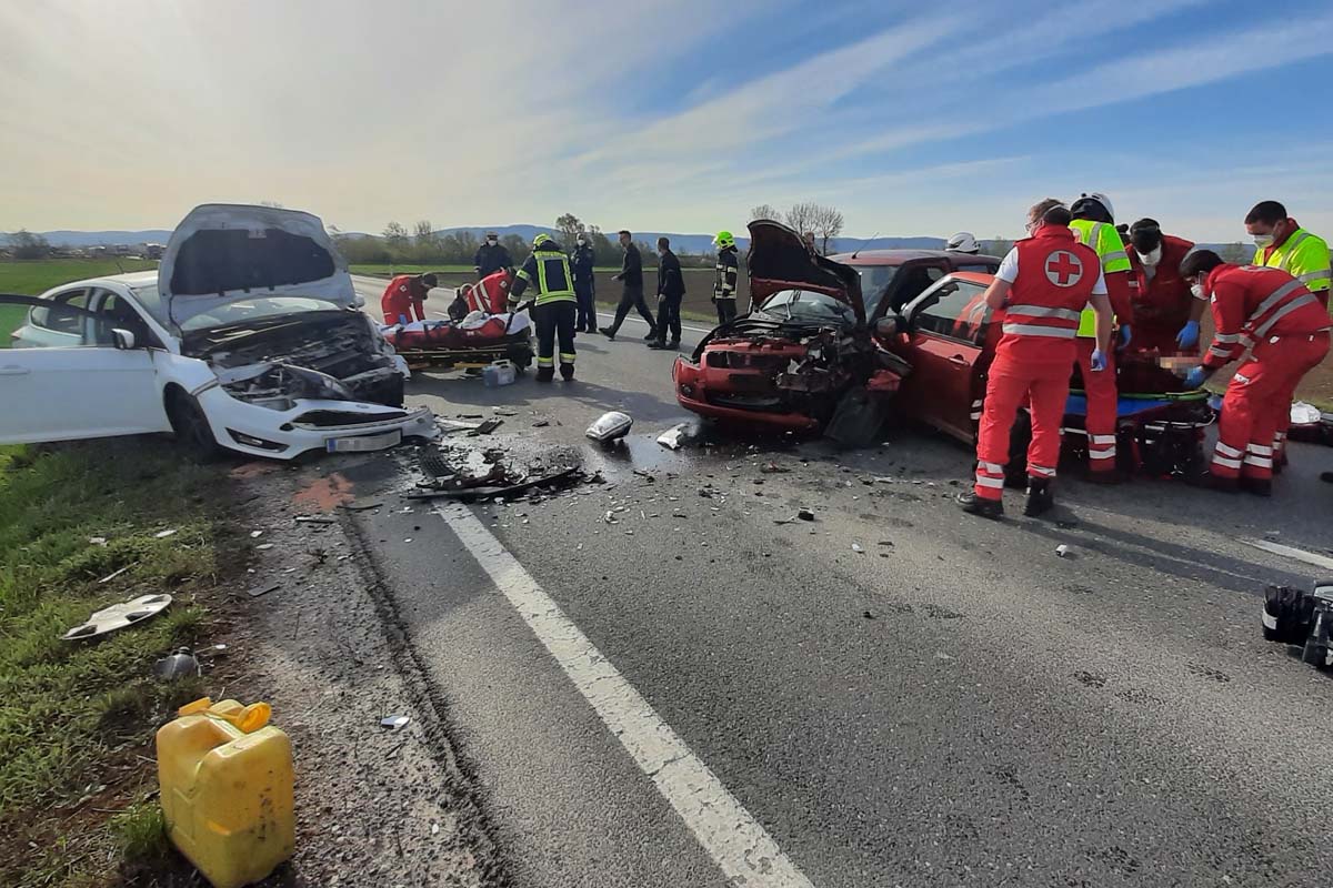Autofahrer will Lkw überholen und kracht frontal in Gegenverkehr in Tulln