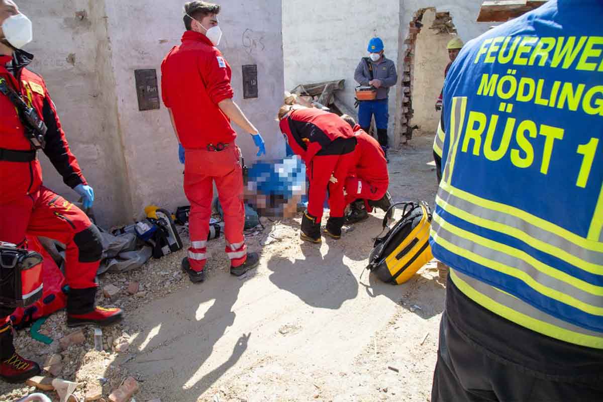 Verletzter Bauarbeiter nach schwerem Arbeitsunfall von Dach in Mödling gerettet 