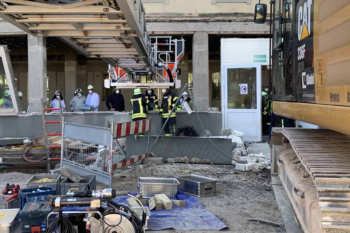 Zwei Bauarbeiter wurden unter der Betonplatte verschüttet, einer davon an den oberen Extremitäten, einer massiv an den Beinen eingeklemmt