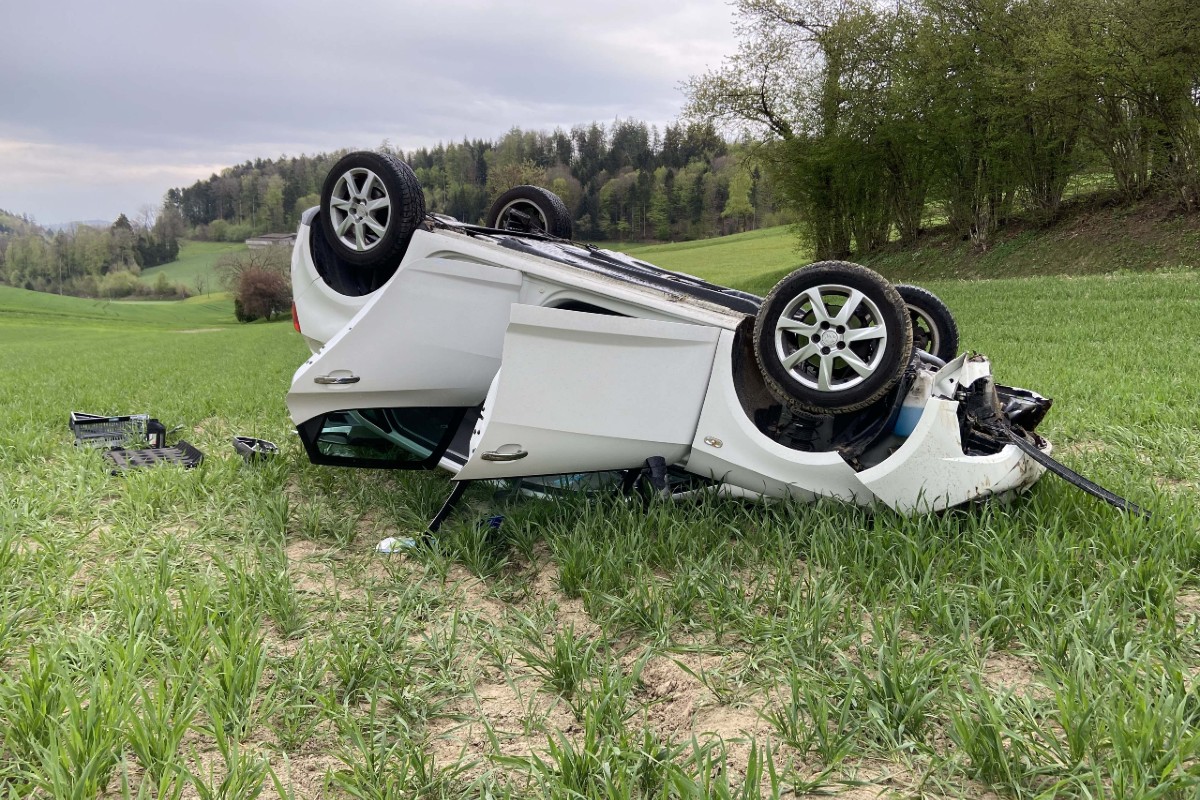 Das Auto mit den drei Insassen landete in Uerkheim AG auf dem Dach.