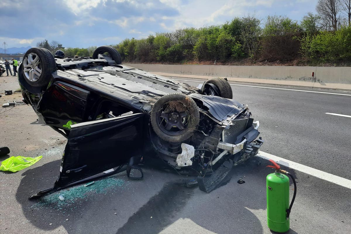 Bei km 8 auf der Semmeringschnellstraße in Fahrtrichtung Seebenstein überschlug sich ein mit zwei Personen besetzter PKW