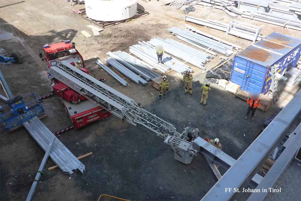Ein Arbeiter ist mehrere Meter auf ein Podest gestürzt und wurde schwer verletzt
