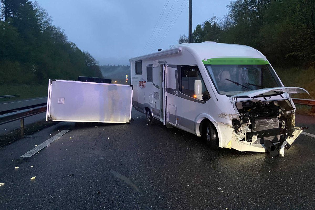 Am Unfall beteiligtes Wohnmobil auf der A1 bei Kölliken