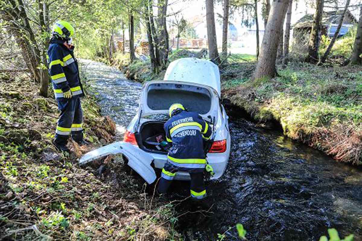PKW landete im Bach in Sachendorf