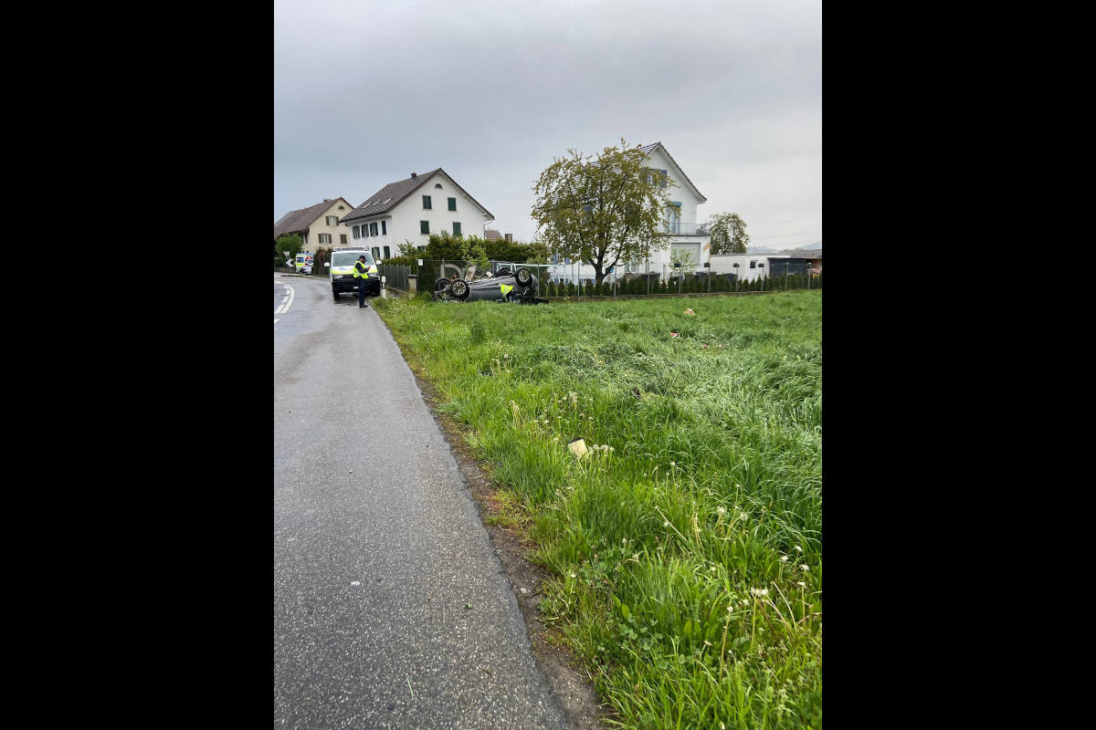 Auto überschlug sich in Dintikon