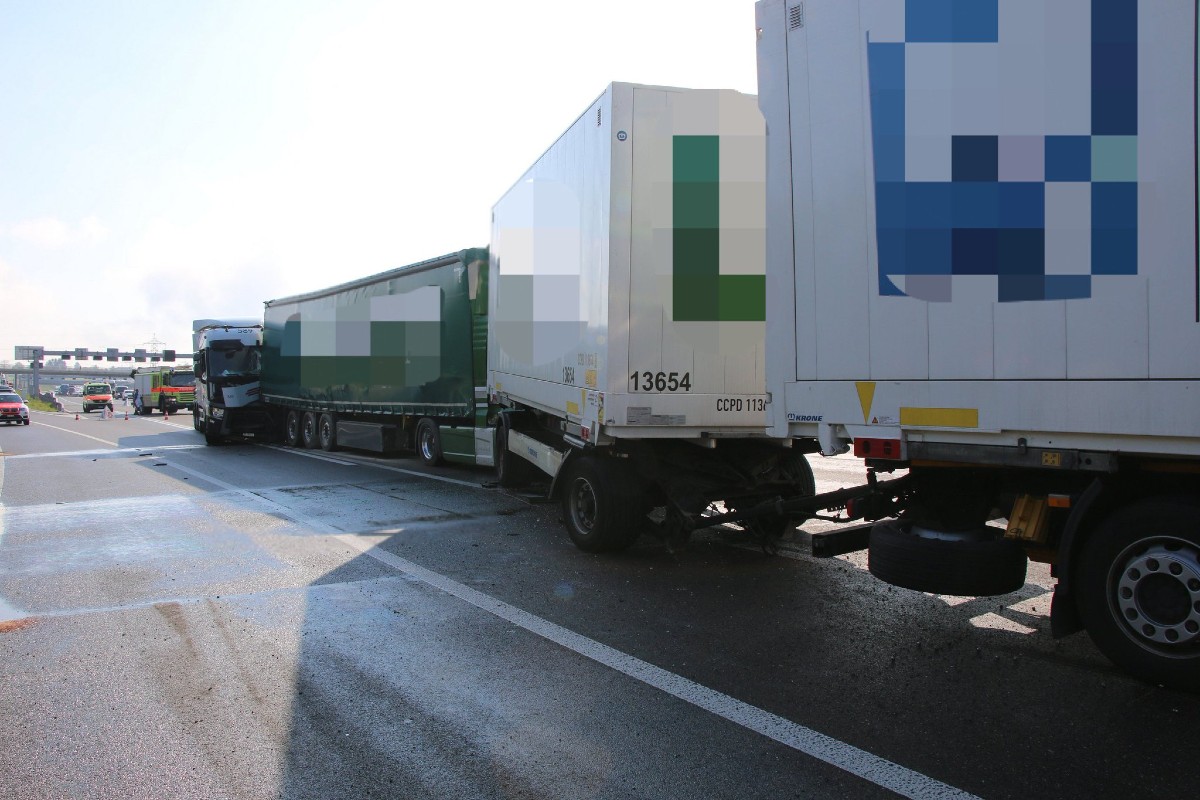 In Zürich kam es heute auf der A1 zu einem Unfall mit mehreren Sattelschleppern.