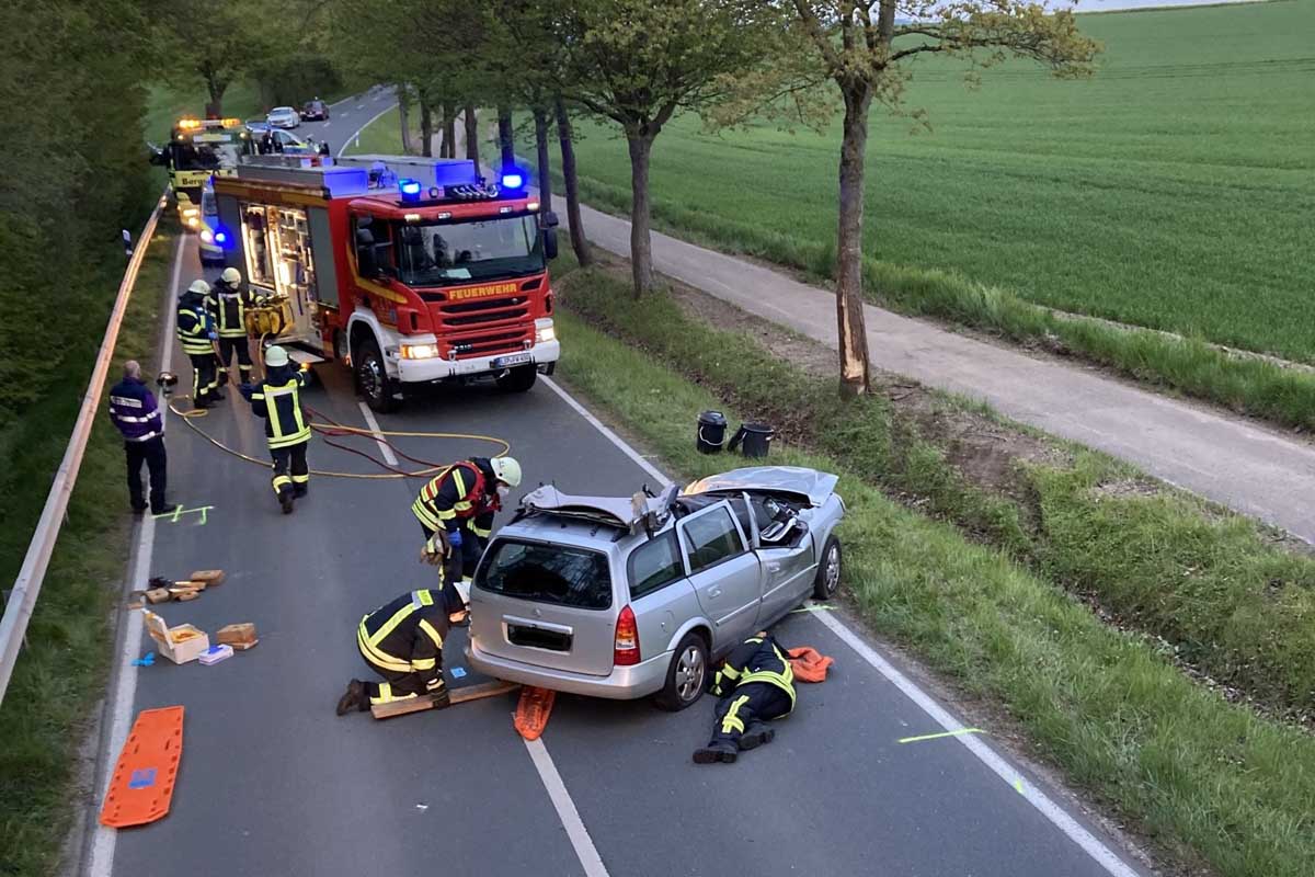 Ein Opel kam von der Biemser Straße ab und prallte gegen einen Baum