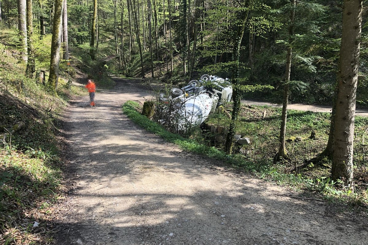 In Bennwil BL kam es gestern zu einem kurWendeunfall mit einem Lastwagen.