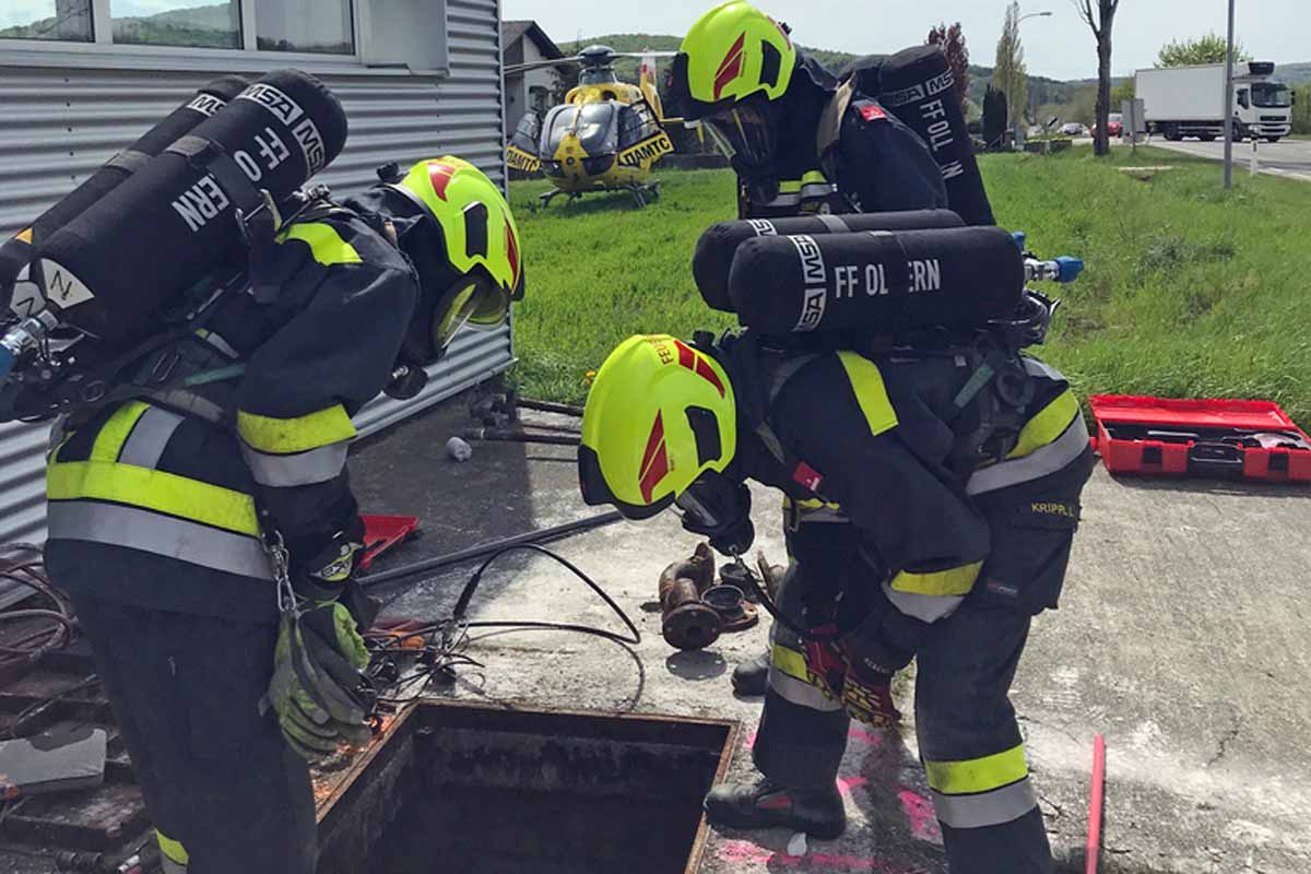 Ein Mann der in diesem Bereich arbeitete, wurde dabei unbestimmten Grades verletzt