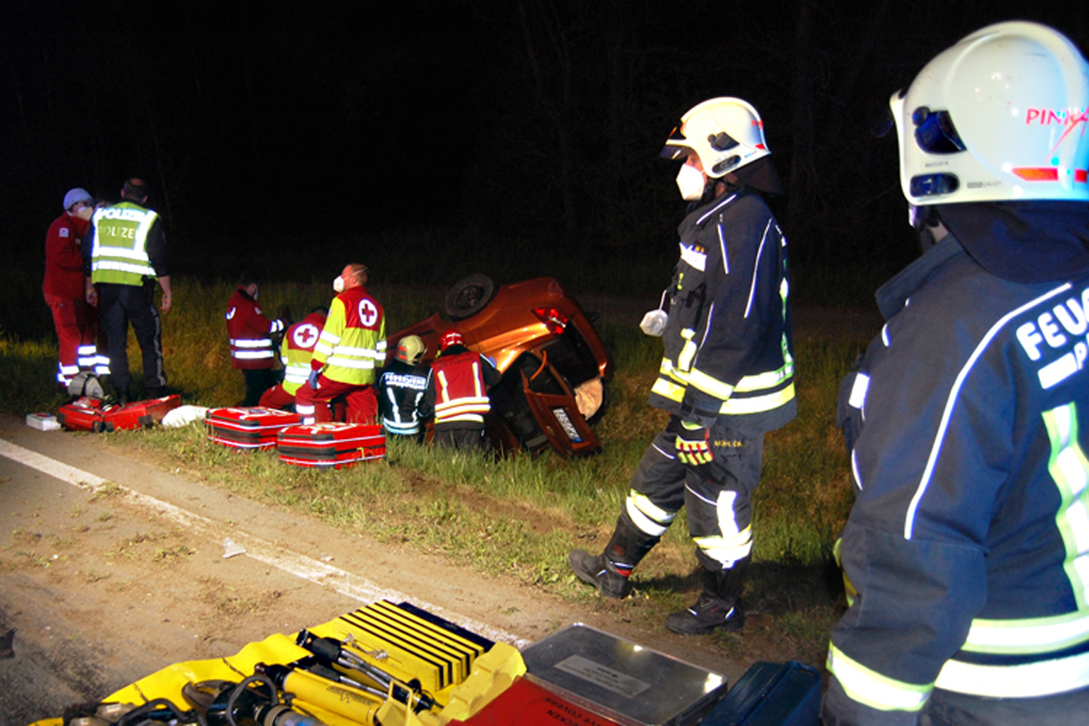 Leider konnte der Notarzt nur noch den Tod des eingeklemmten PKW- Lenkers feststellen