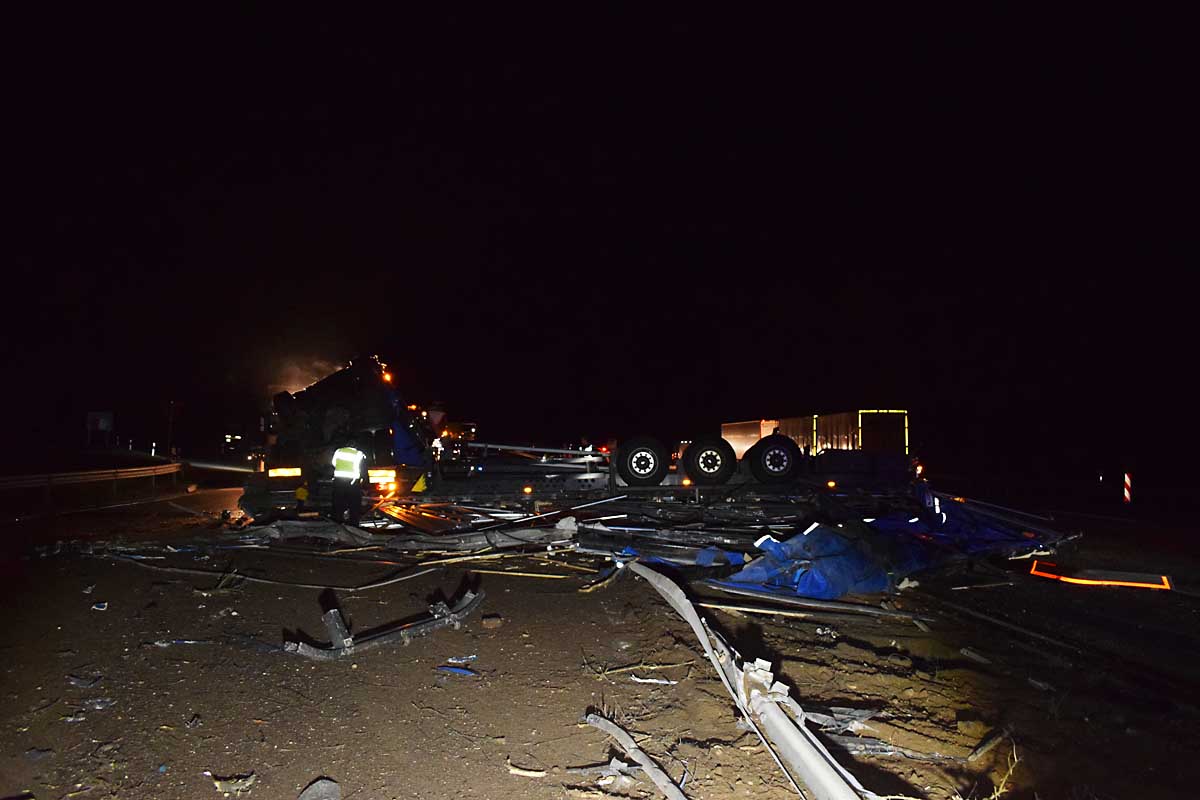 An einem Lkw aus Osteuropa war während der Fahrt der linke Vorderreifen geplatzt