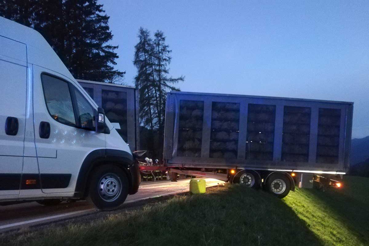Ein Kleintransporter prallte gegen den querstehenden Lkw-Anhänger, wobei der 40-jährige Lenker unbestimmten Grades verletzt wurde