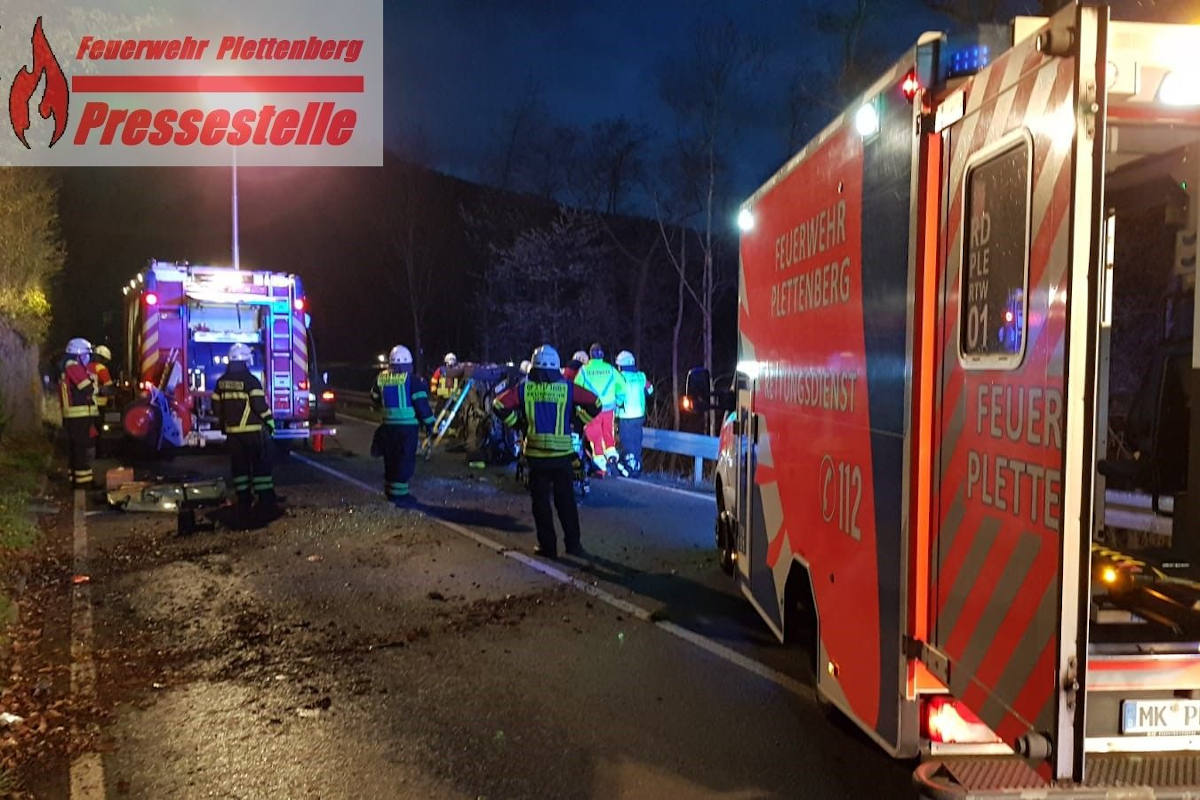 Feuerwehr rettet schwer Verletzte aus Fahrzeug bei Plettenberg