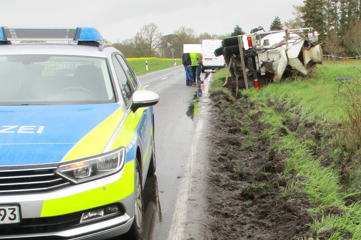 Betonmischfahrzeug geriet in Straßengraben bei Varel