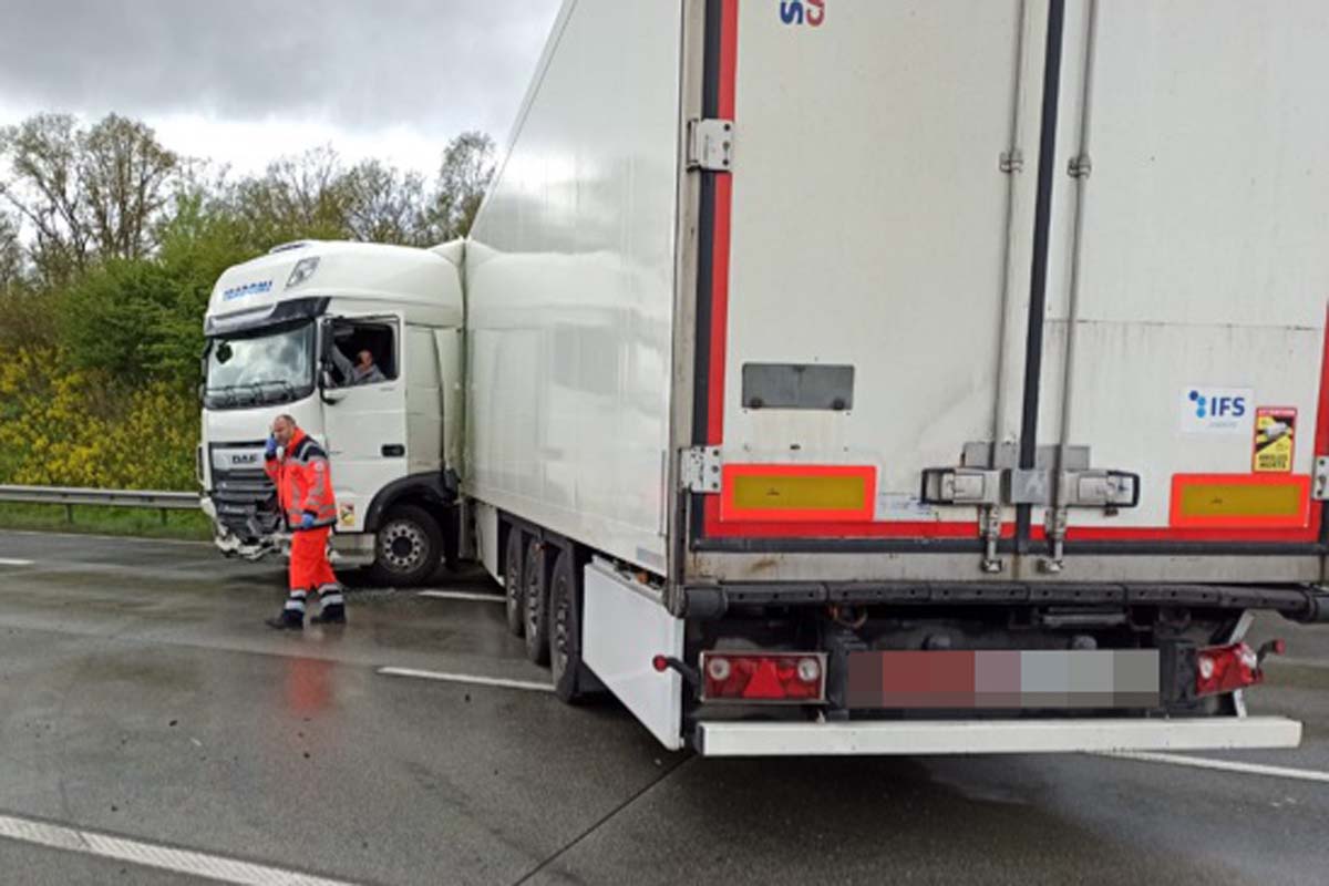 Während des Schleudervorgangs kollidierte er mit dem Mercedes eines 42-Jährigen