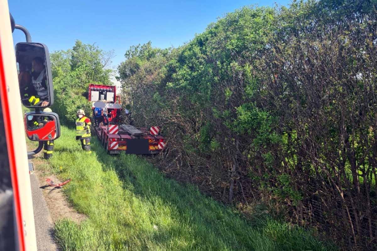 In Premstätten kam der 48-Jährige mit seinem Sattelkraftfahrzeug von der Fahrbahn ab, durchstieß einen Wildzaun und beschädigte auf einer Länge von 25 Metern neben der Straße befindliche Sträucher sowie kleinere Bäume