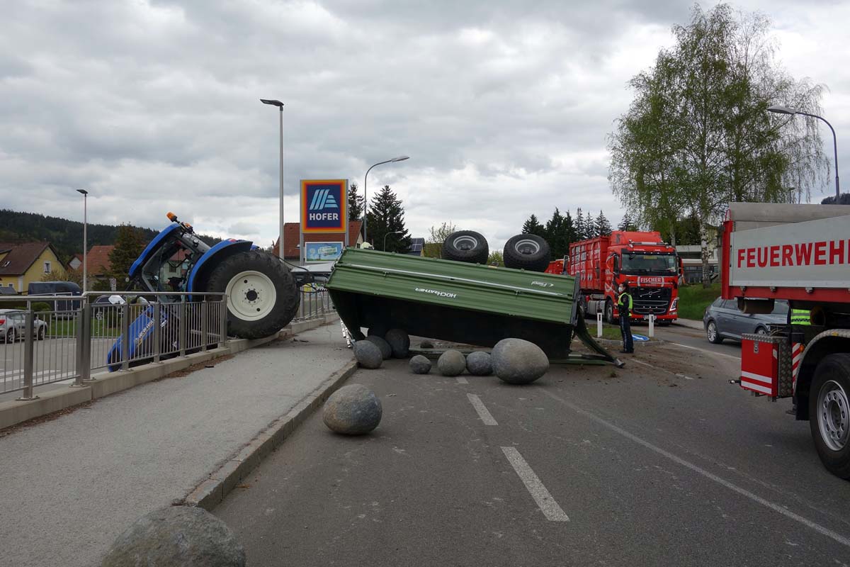 Gestern kam es in Hainfeld auf Höhe der Zufahrt zum Sportzentrum Voralpen zu einem Unfall eines Traktors samt mit Steinen vollbeladenem Anhänger