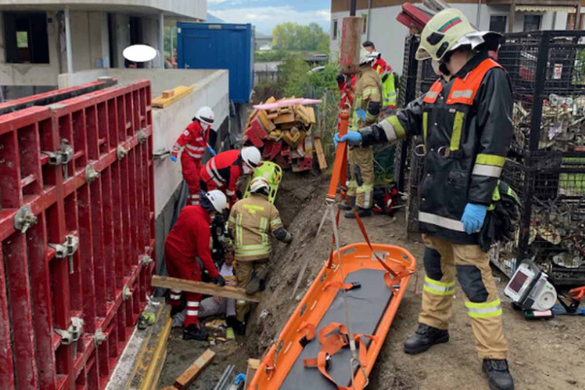 Bei Bauarbeiten stürzte ein Arbeiter von einer Schalungswand und konnte, aufgrund seiner Verletzungen die Baugrube nicht mehr selbstständig verlassen