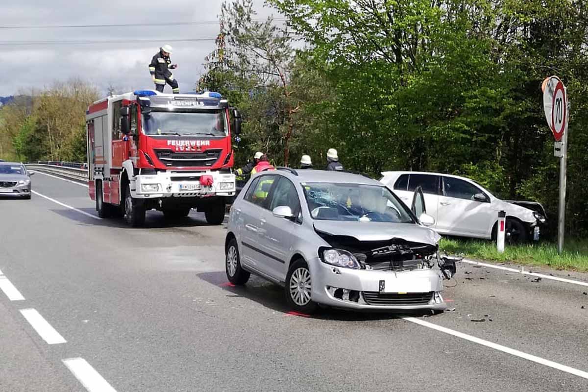Für die Dauer der Bergungsarbeiten musste der Verkehr wechselseitig in Glanegg angehalten werden