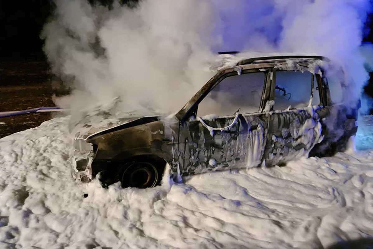 Beim Eintreffen der FF Wieting stand das Fahrzeug in Vollbrand und brannte in weiterer Folge komplett aus