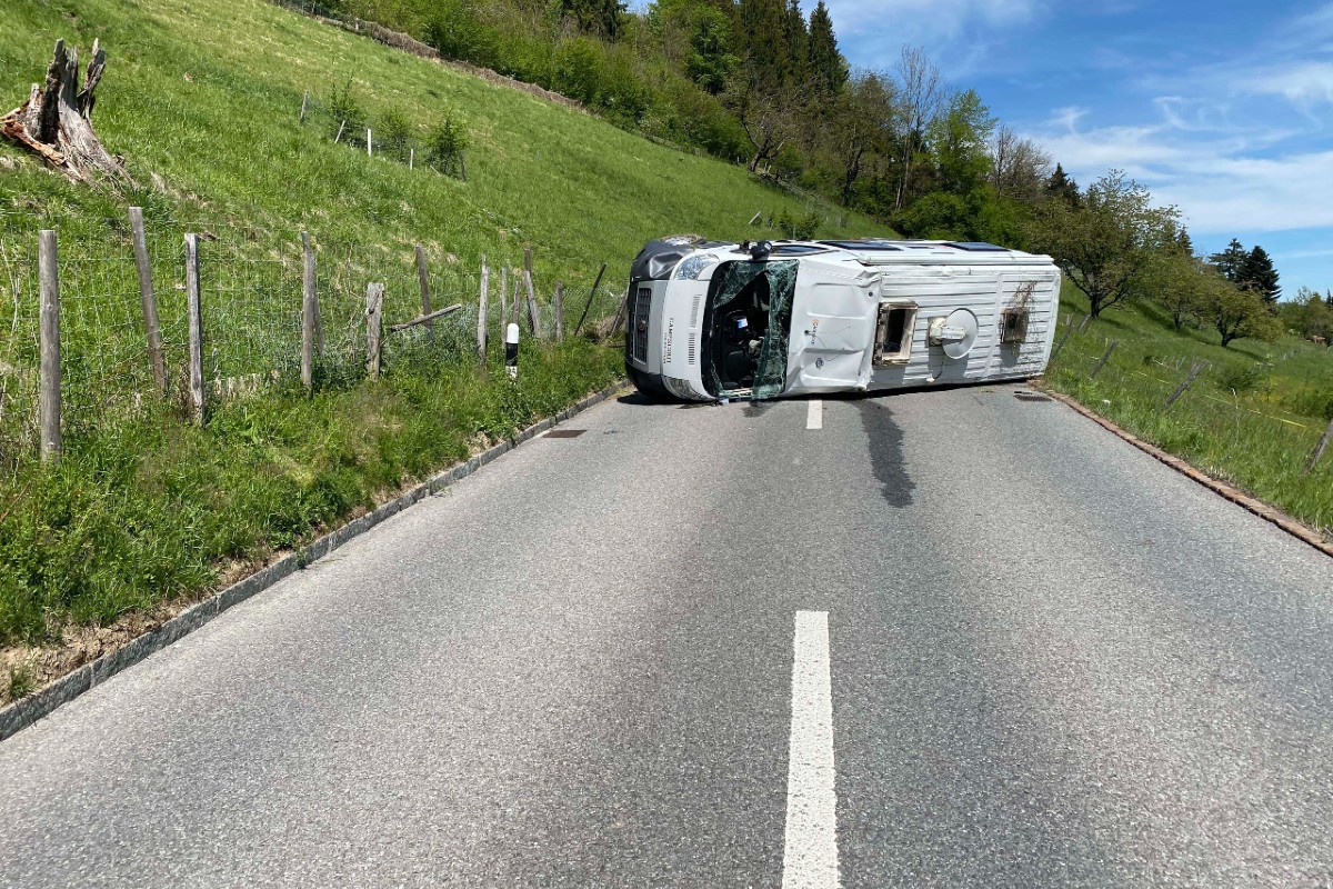 Der Camper überschlug sich gestern bei Unterkulm AG mehrmals.