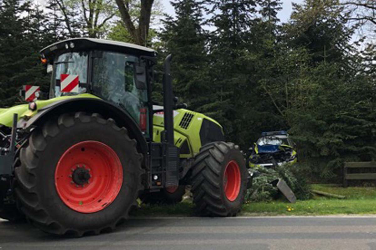 Der 24-jährige Fahrer des Traktors rammte den unbesetzten Streifenwagen etwa 40 Meter zurück durch einen Graben in ein Gebüsch