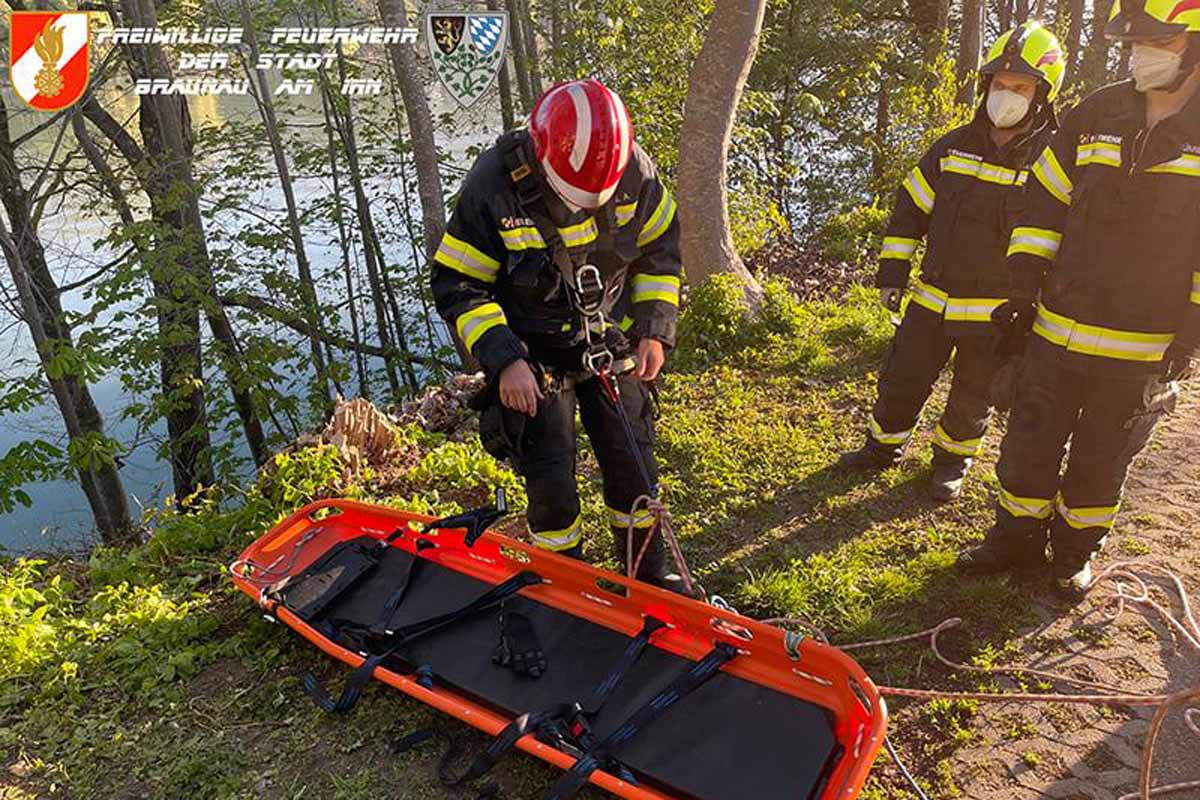 Eine 55-Jährige aus Braunau am Inn dürfte auf der Suche nach ihrem Hund gewesen sein, als sie über die steile Innböschung abstürzte