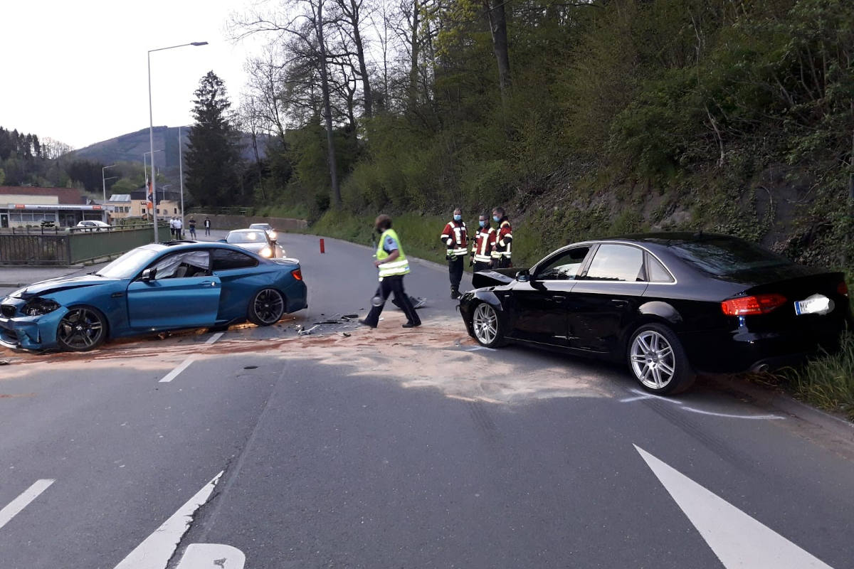 Paralleleinsätze am Mittag. Verkehrsunfall am Abend.