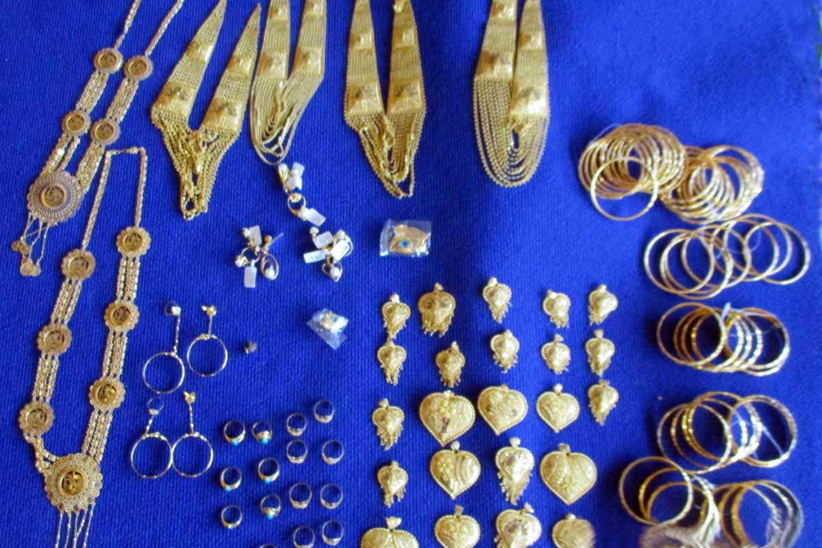 Knapp 34 Kilogramm Goldschmuck stellten Zöllner am Nürnberger Flughafen sicher