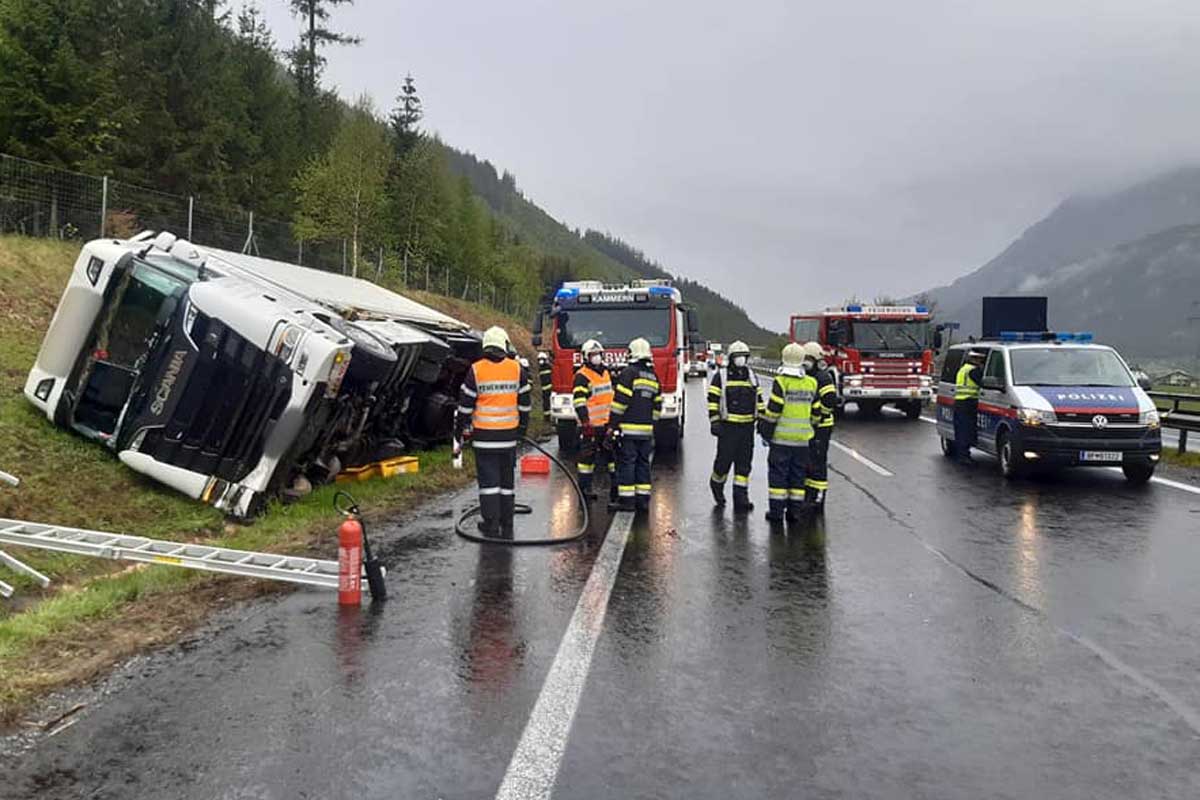 Ein Sattelschlepper kam  von der Fahrbahn ab, geriet in eine Wasserrinne und kippte schließlich auf die Beifahrerseite