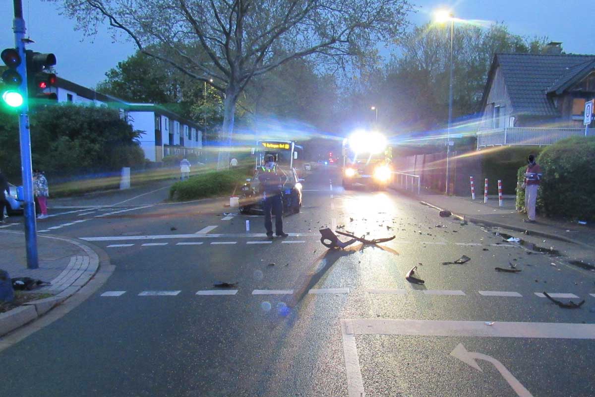 Nach dem Unfall lagen viele Fahrzeugteile im Einmündungsbereich verteilt
