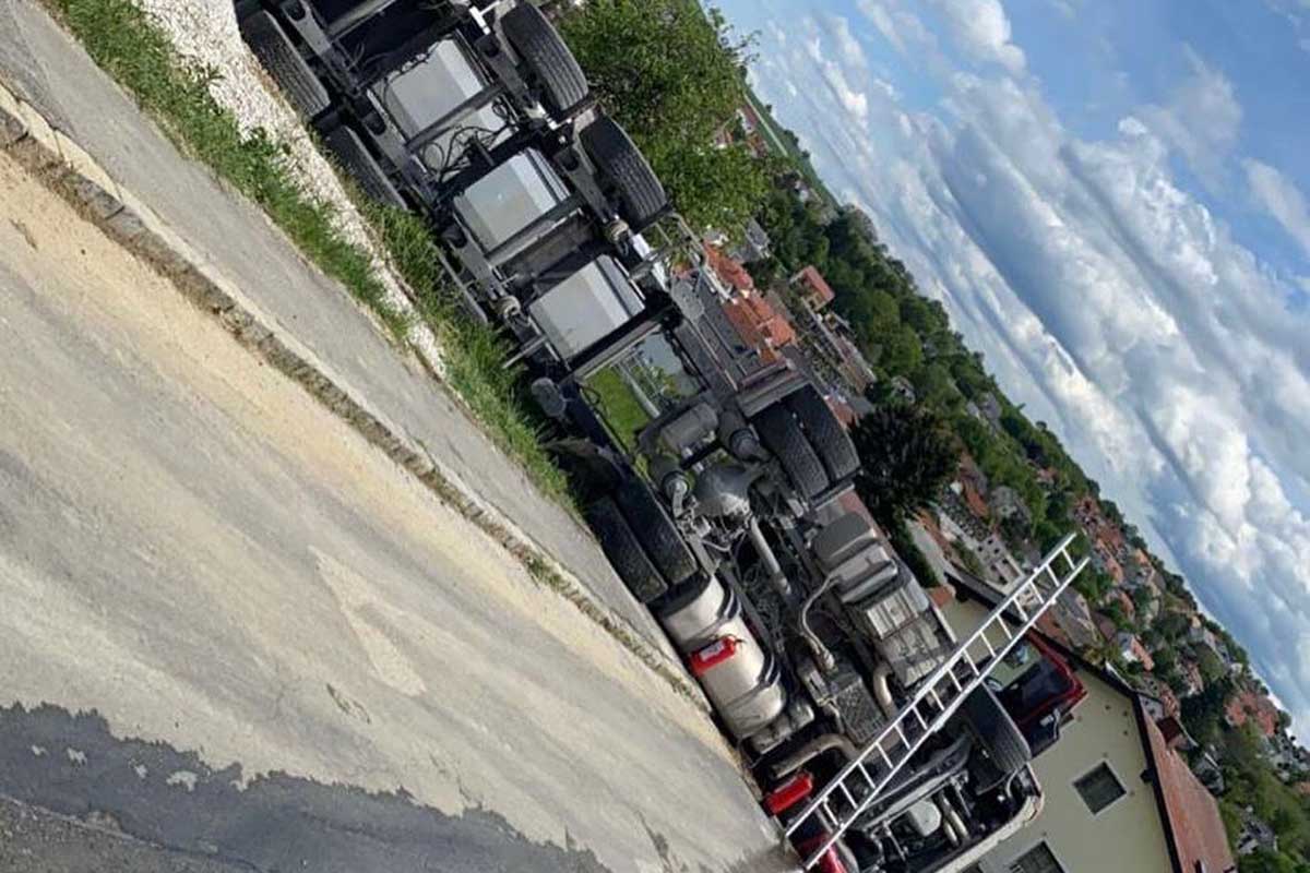 LKW stürzt in Wiesen um