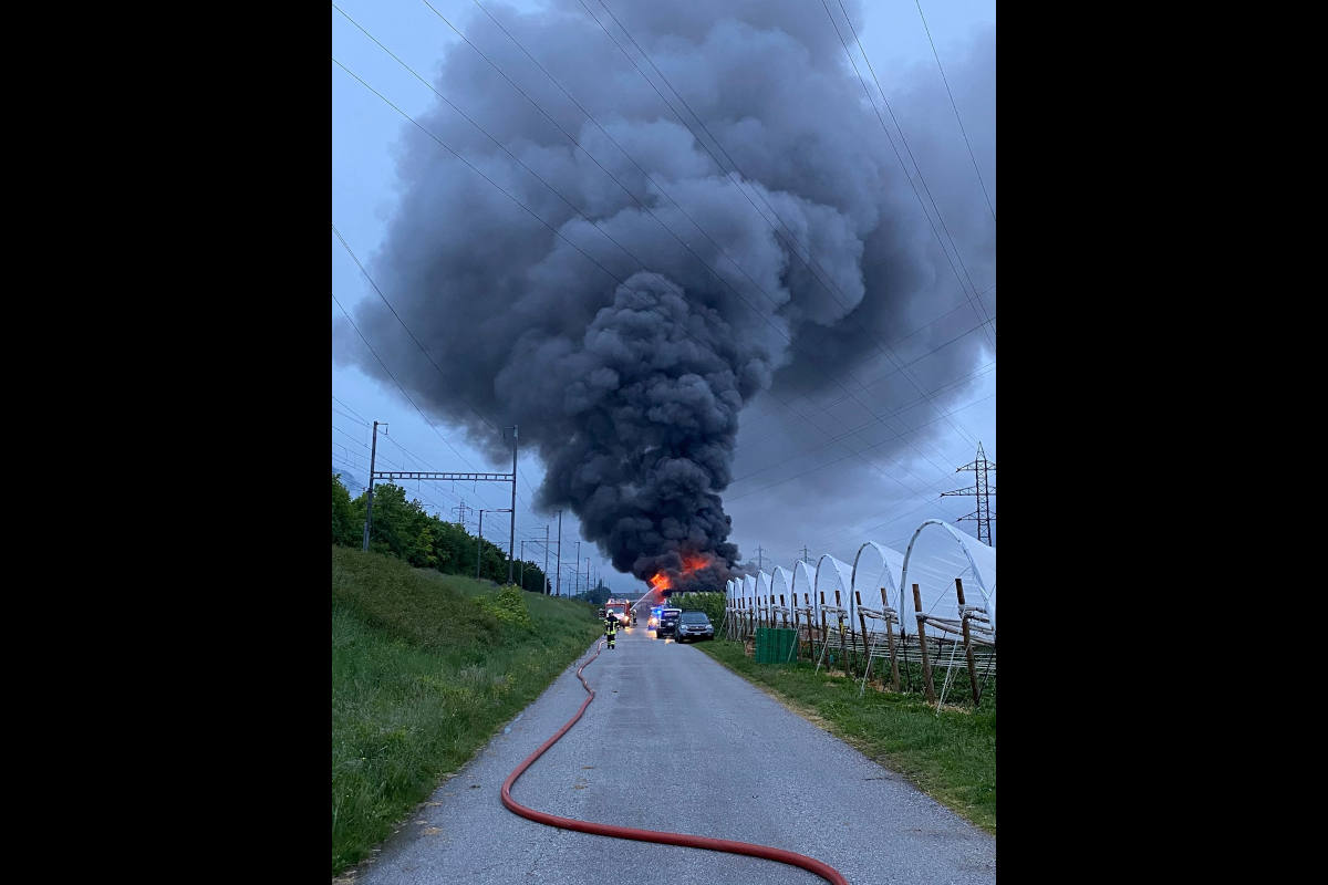 Brand in einem landwirtschaftlichen Hangar bei Ardon