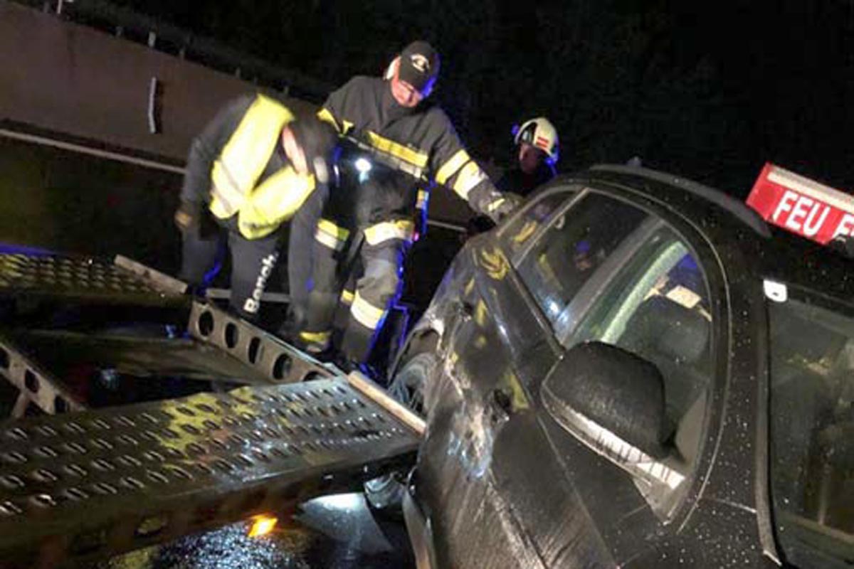 PKW mit Anhänger auf A2 verunfallt