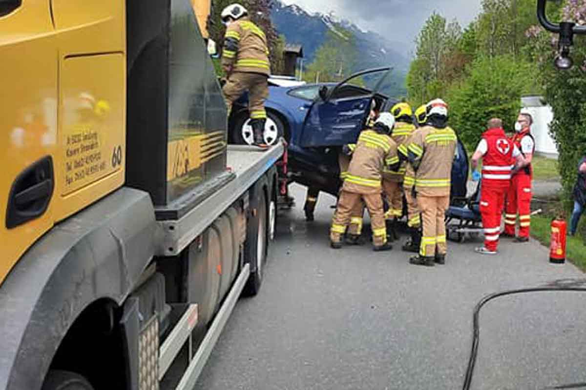 PKW-Lenker prallt gegen abgestellten LKW in Bruck