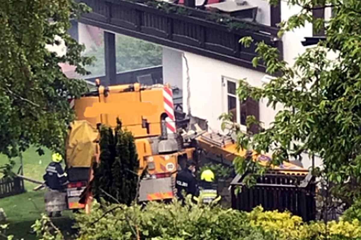 Ein Autokran kam von der abschüssigen Straße ab und krachte in eine Hauswand in Anger