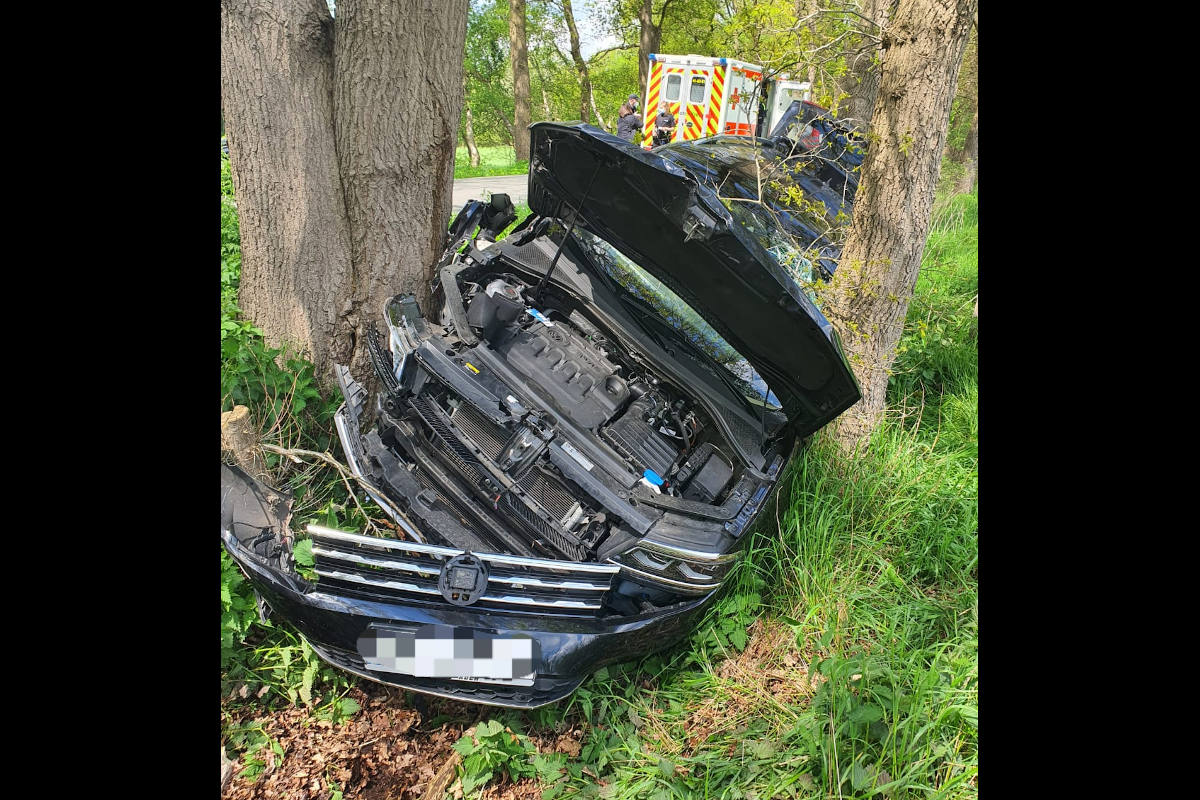 Pkw kommt von Fahrbahn ab
