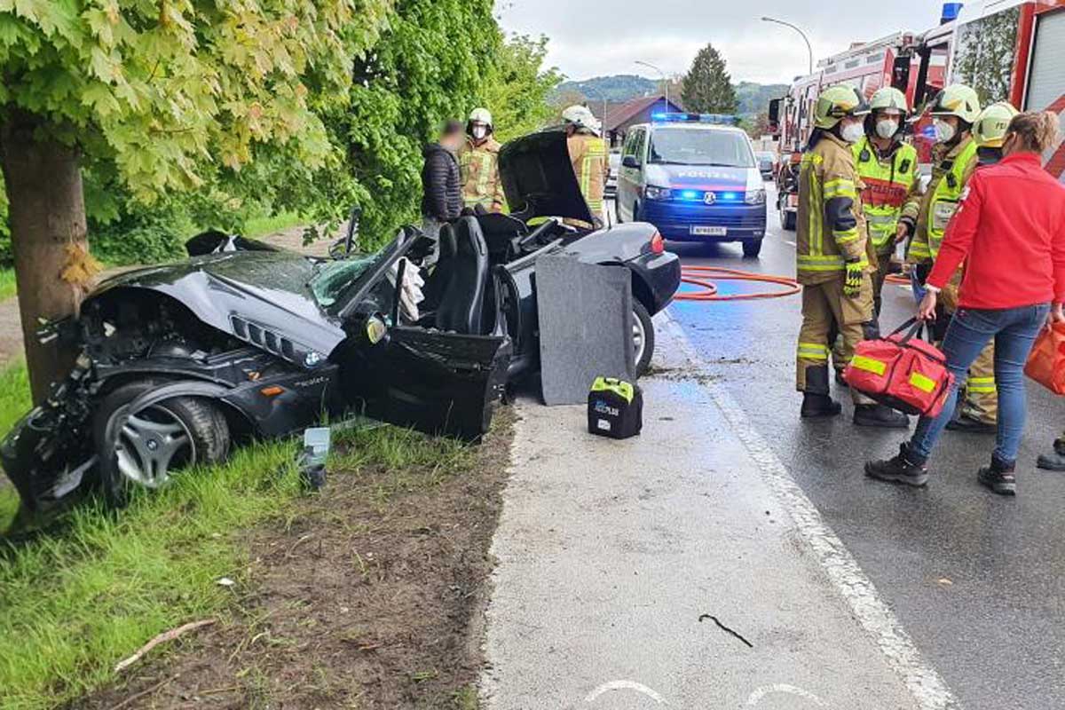 In Fußach kam die Frau nach rechts von der Fahrbahn ab und prallte in weiterer Folge gegen einen am Straßenrand stehenden Baum