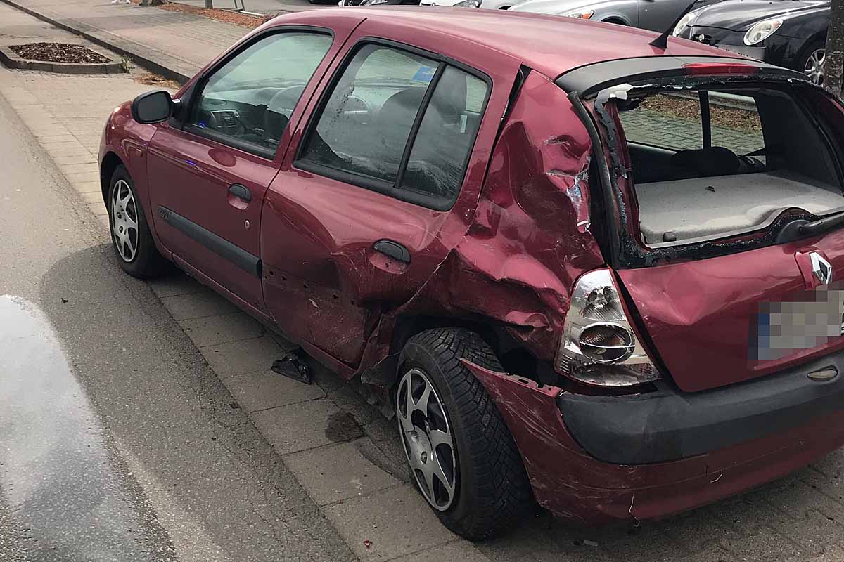 Das Auto prallte gegen einen parkenden Pkw, dann überschlug sich der Streifenwagen
