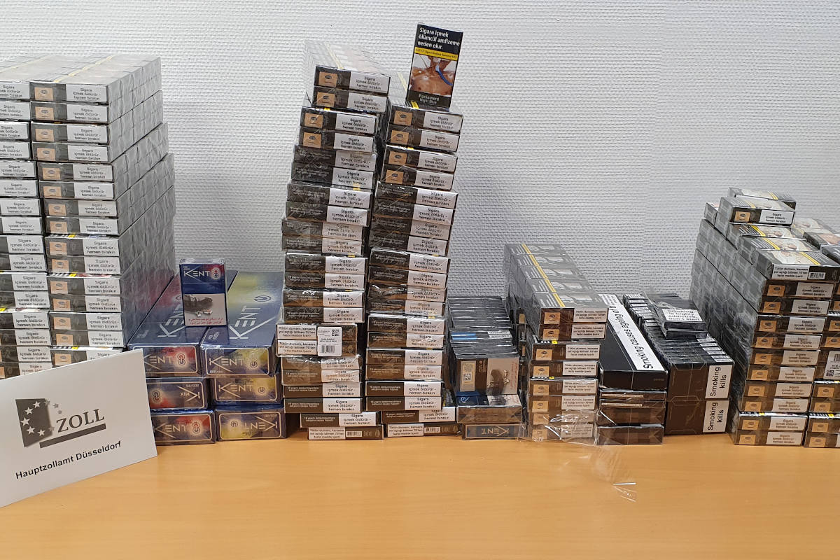 Zoll am Düsseldorfer Flughafen stellt über 13.800 Zigaretten bei Reisender sicher.