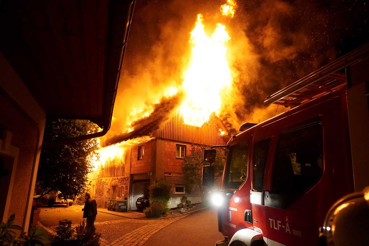 Gestern wurde die Feuerwehr Hallersdorf zu einem Wirtschaftsgebäudebrand alarmiert