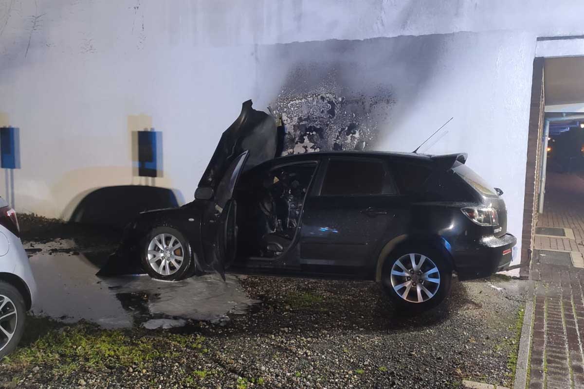 PKW-Brand an Hausfassade in Xanten