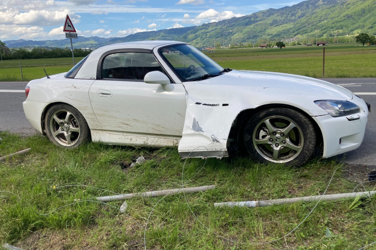 Der Lenker in Mazda ist gestern bei Bilten GL verunfallt.